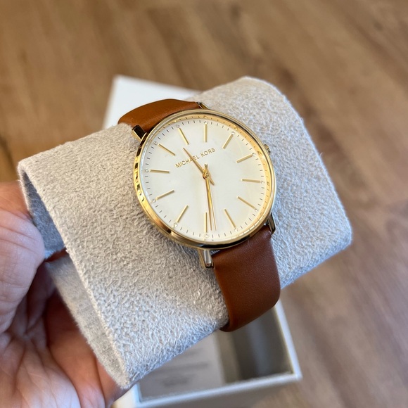 Michael Kors Pyper Leather Watch - Picture 3 of 7